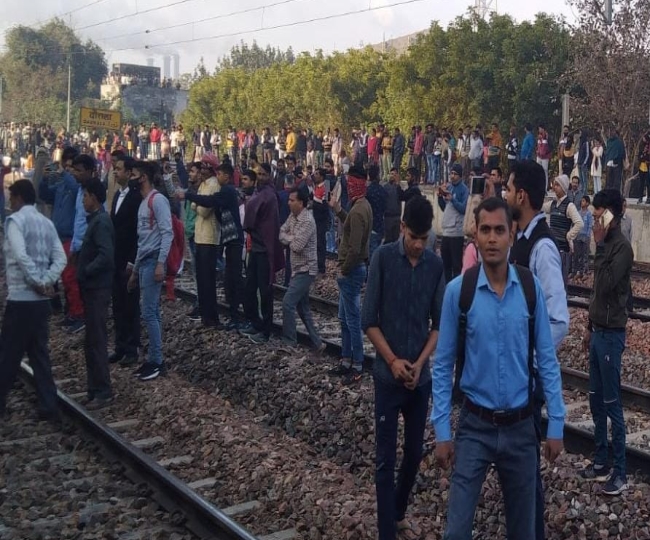 VIDEO मेरठ में धूधूकर जल रही थी बोगी, लोगों ने धक्का देकर ट्रेन को